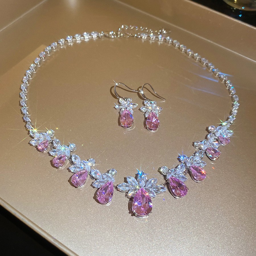 Collar de aretes cuadrados con incrustaciones de diamantes de dos piezas de moda, lujo ligero, collar de alta gama, temperamento exquisito, conjunto de joyas de todo fósforo