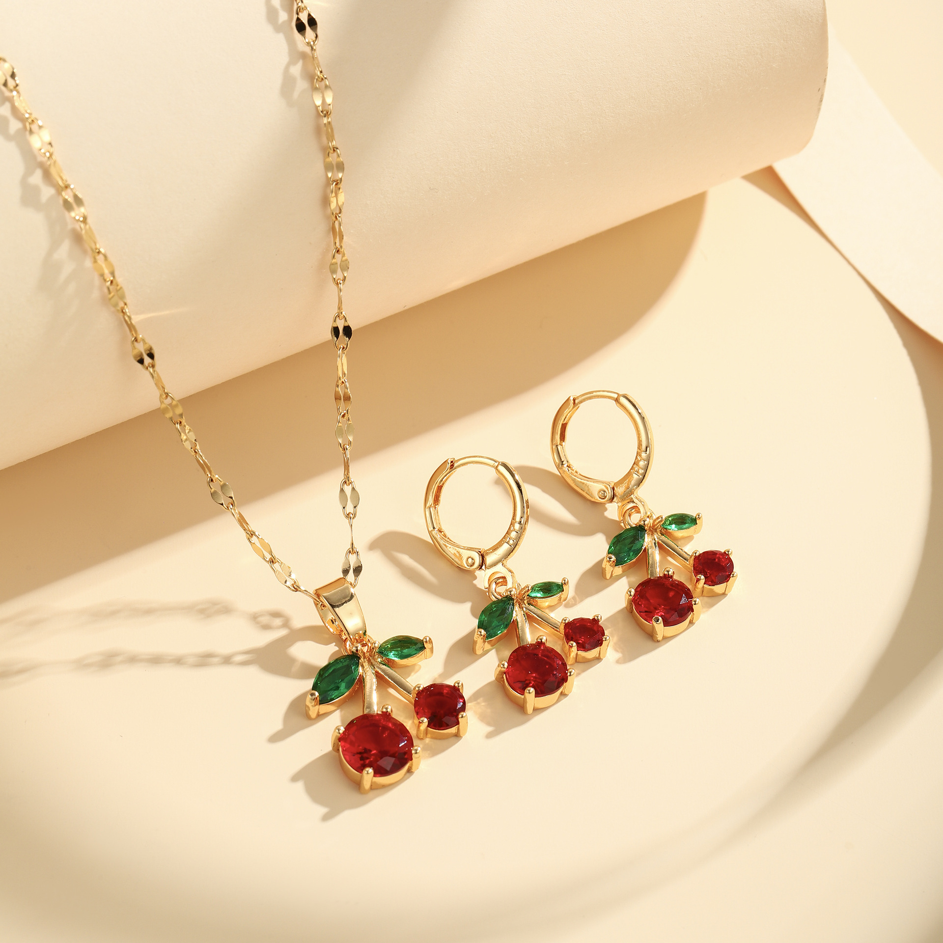 Frutas serie de cobre chapado en oro, piedra de color, collares de diamante, pendientes, pendientes de moda, conjunto de joyería al por mayor