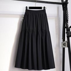 黒いスカートの女性は今年流行しています。