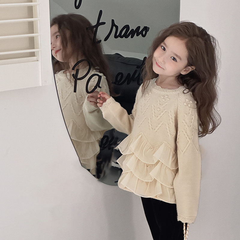 女の子のニットは底をつけてレースの洋気の王女の外で上着のレースの秋冬のセーターの子供服を着ます。