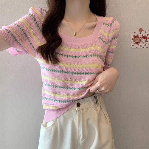 Fresh and cute floral-striped square-neck short-sleeved T-shirt for women—summer youthful top, loose-fitting and slimming.