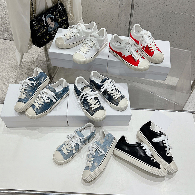 Baskets femme en denim avec finition usée et laçage décontracté_voghion.com