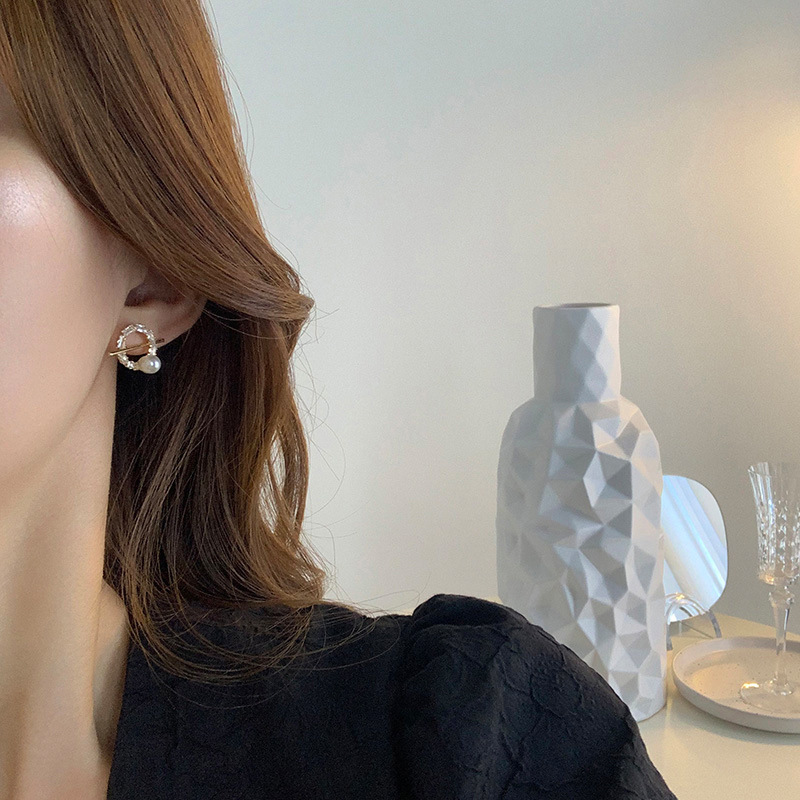 Korean retro pearl earrings gold metal European and American earrings temperament commuter pearl ear