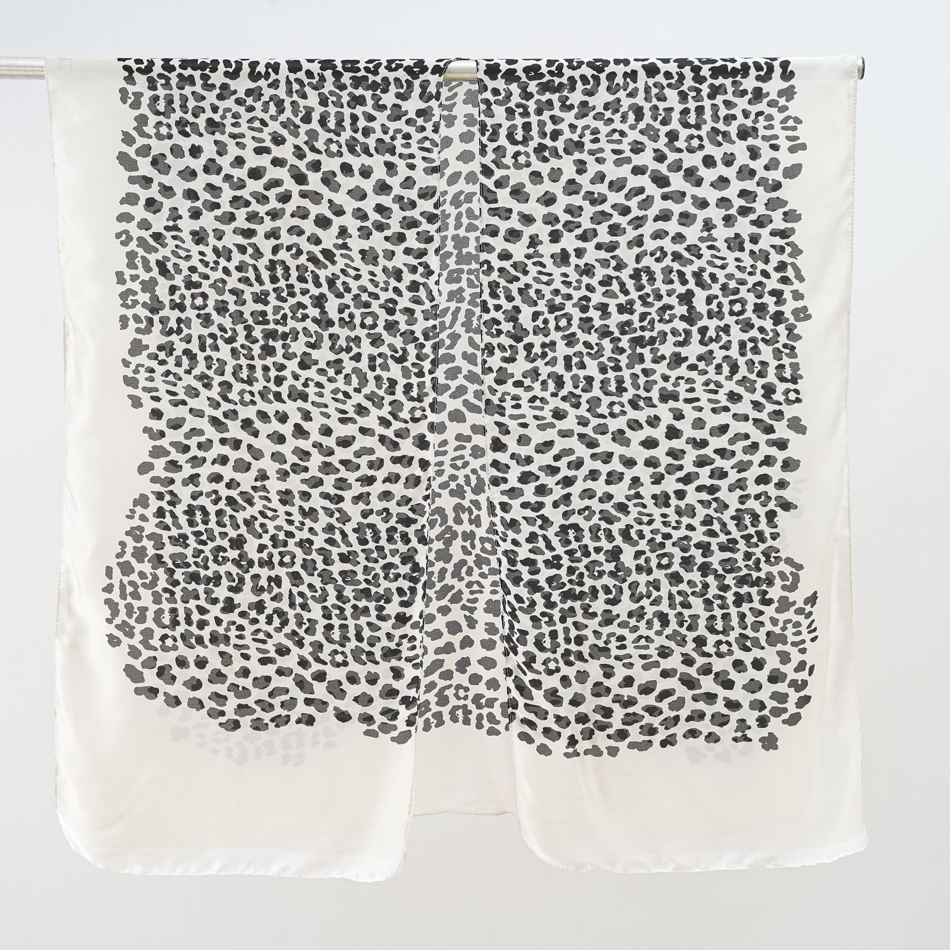 2023 nuevo estampado de leopardo blanco y negro junto al mar vacaciones protección solar todo-fósforo blusa casual