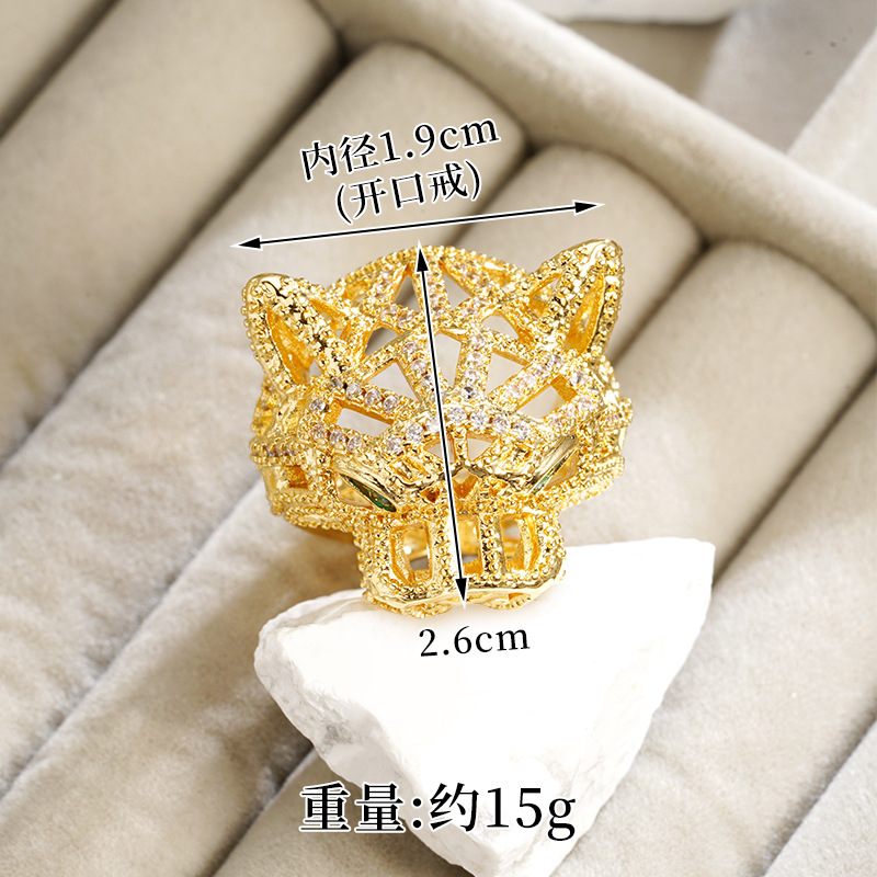 J23907 leopardo con anillo en la cabeza