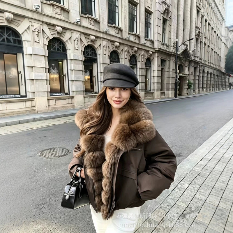 Short women's casual fashion simple white duck down parka jacket, autumn and winter warm coat with faux fox fur trim Short women's casual fashion simple white duck down parka jacket, autumn and winter warm coat with faux fox fur trim