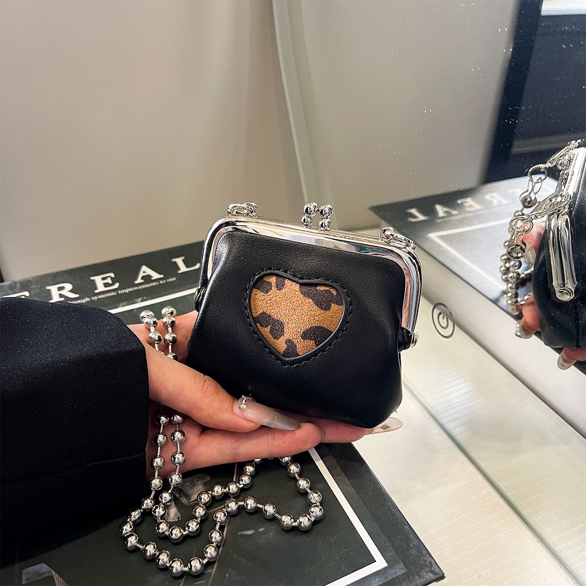 Paquete de cambio 2025 versión coreana de la bolsa de diseño de abanico de color de concha de nicho, cadena de colisión oblicua de todo fósforo, nuevo estilo, mensajero femenino de verano