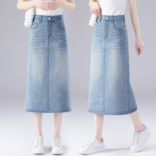 �ع��C�ţ�а���ȹŮ�����@�����L��A�ְ���ȹ���İ�ɫ���WͲȹ