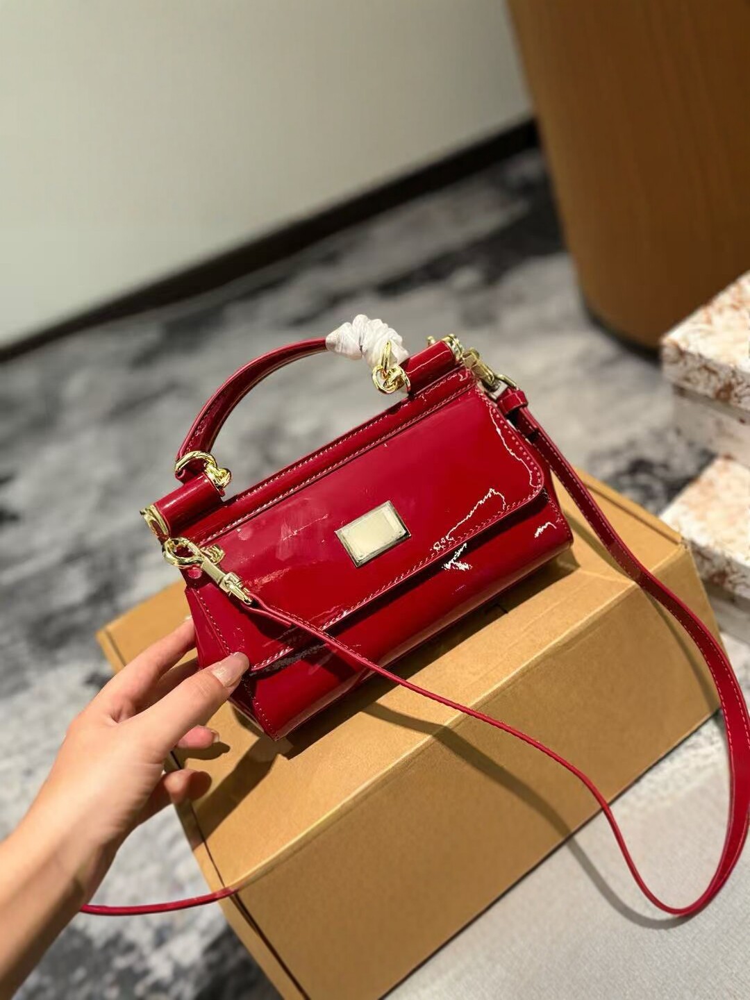 Dolce & Gabbana lak dəri kiçik kvadrat çanta