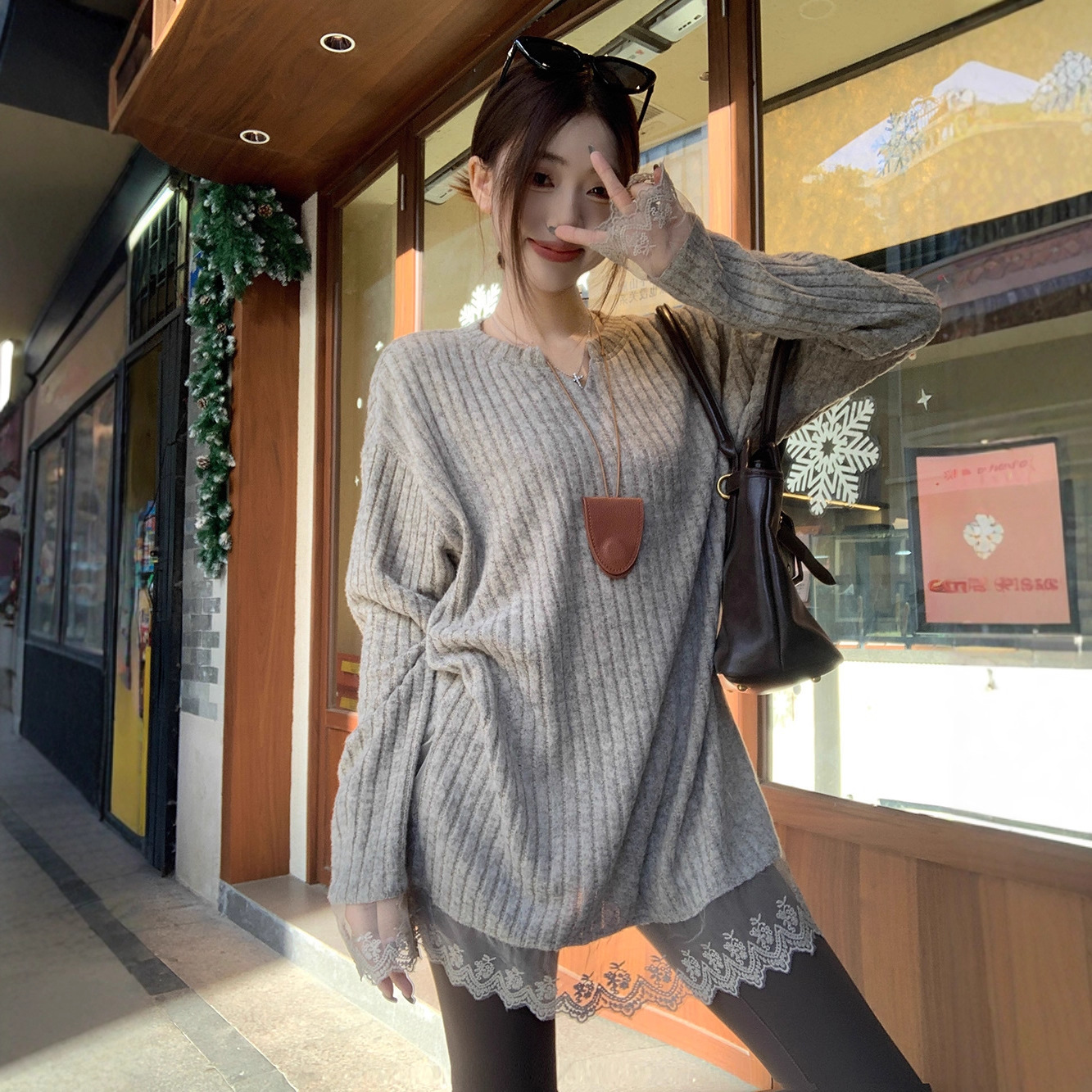 Autumn and Winter 2025 New Fashion Versatile Lace Pullover Brushed Thickeneded Bottoming Shirt T-Shirt Women's Casual Top