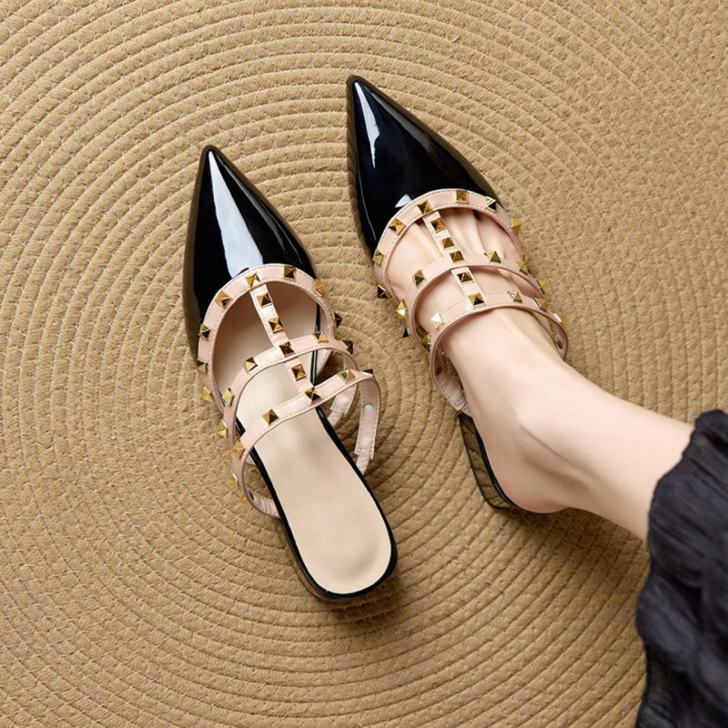 【High-End Edition】Huazi Flat Sandals with Full Sheepskin Lining! Pointed-Toe Studded Retro Flat Sandals with a Versatile and High-End Feel
