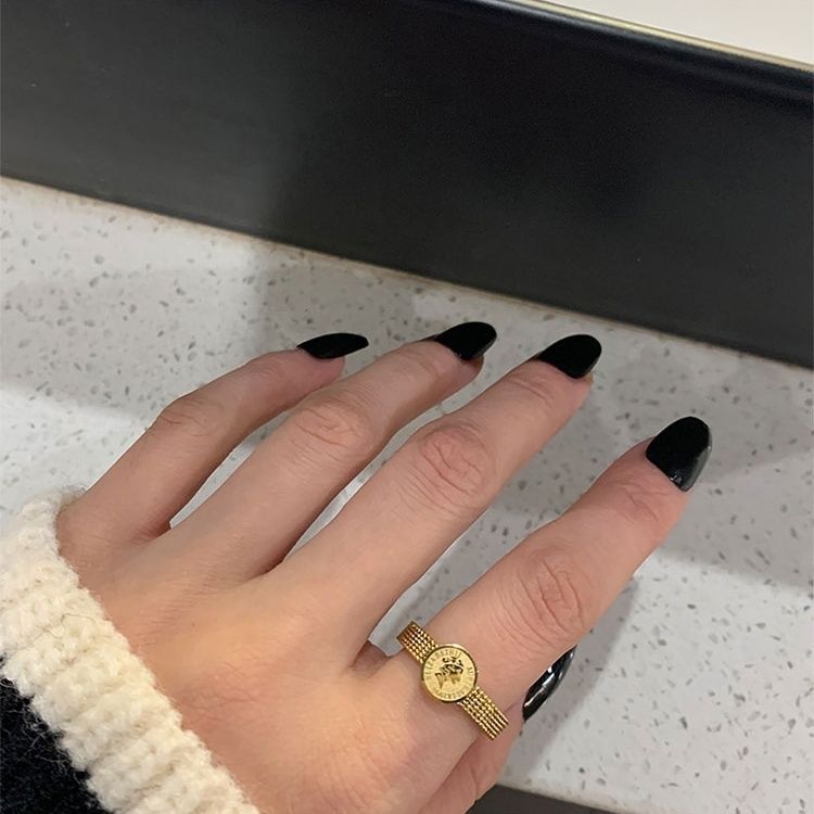 Queen Elizabeth Avatar oro no desvanece nicho de diseño de alto nivel estilo francés anillo de temperamento retrógrado para mujeres