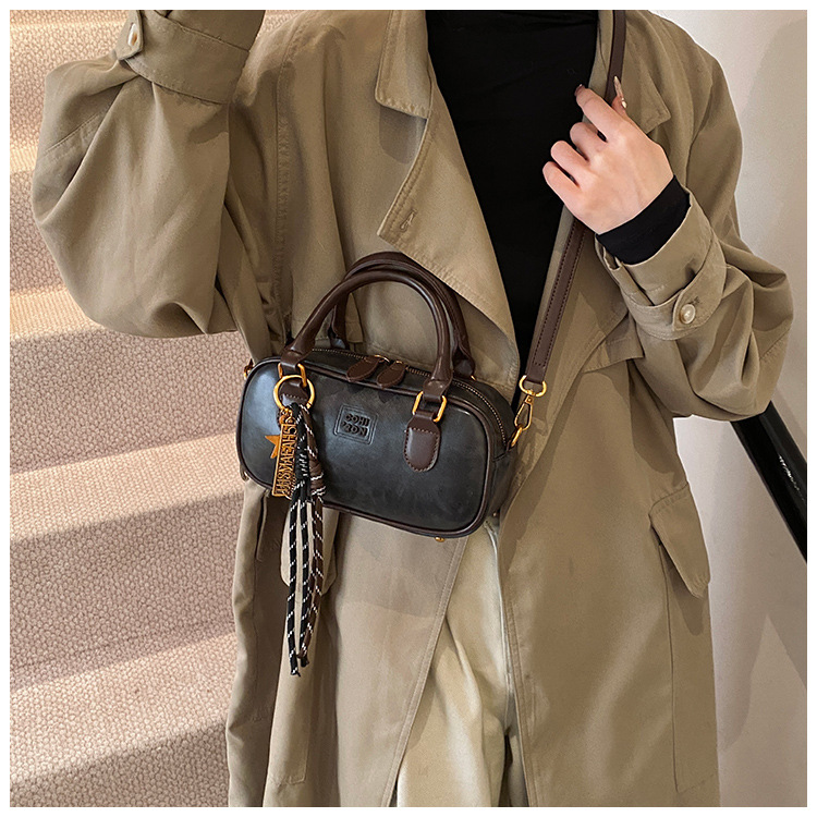 2024 New fashion bags for women, autumn and winter style, simple and fashionable work commute bag, retro single-shoulder underarm bag for women undefined