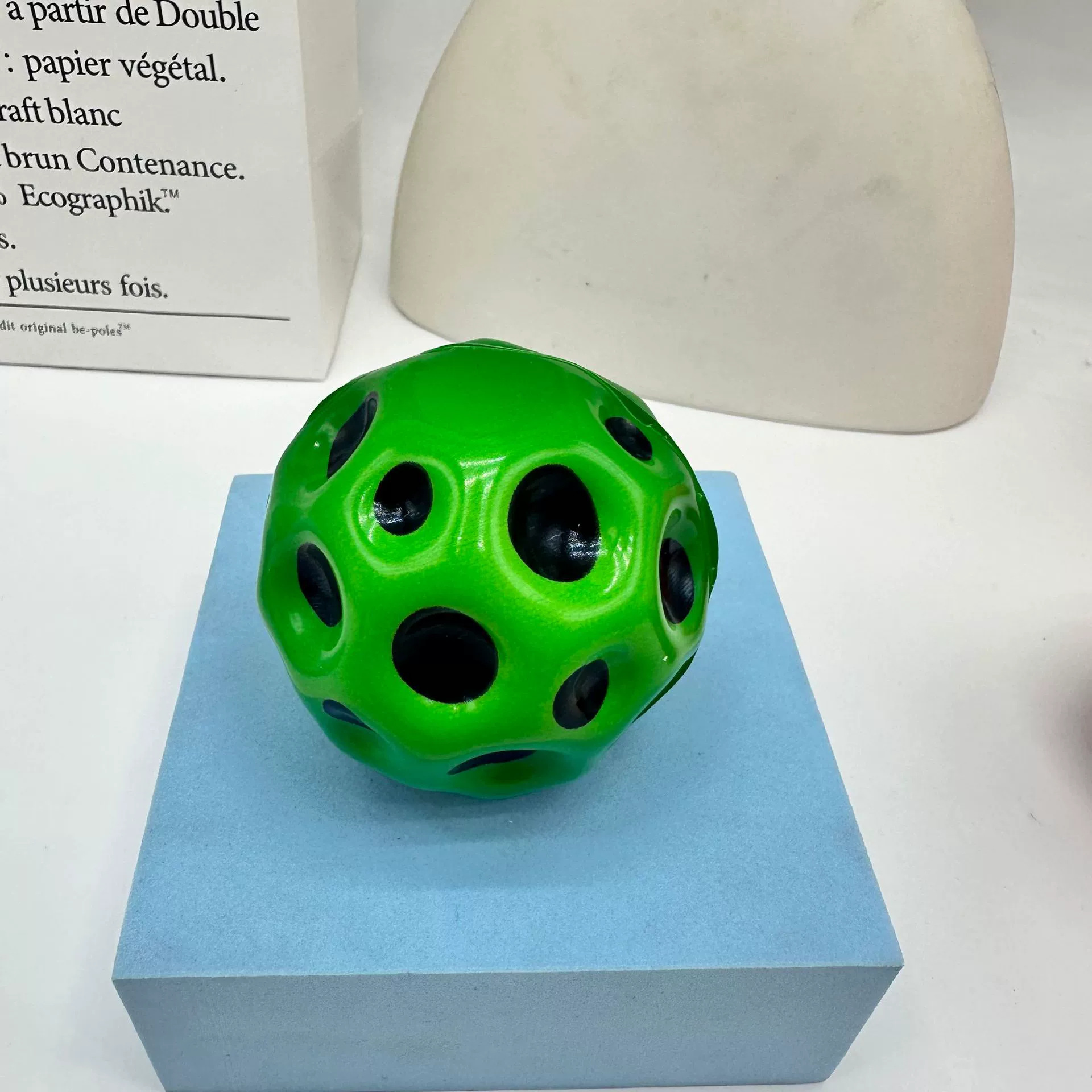 Venta caliente transfronteriza 7CM espuma PU bola de estrés estiramiento brillante baloncesto pequeño descompresión para niños juguete de ventilación rugby image 24