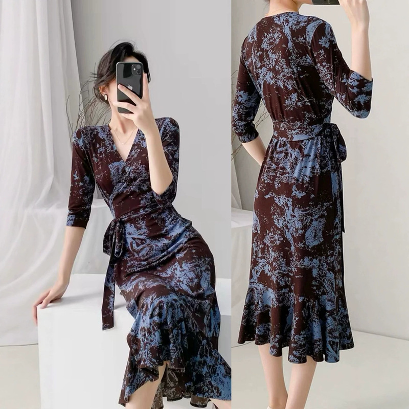 High-Quality New Style 26 Ink-Dyed Gradient Print Dress with a Cool and Elegant Vibe, V-Neck, Tie-Up, and Fishtail Hem, Mid-Length