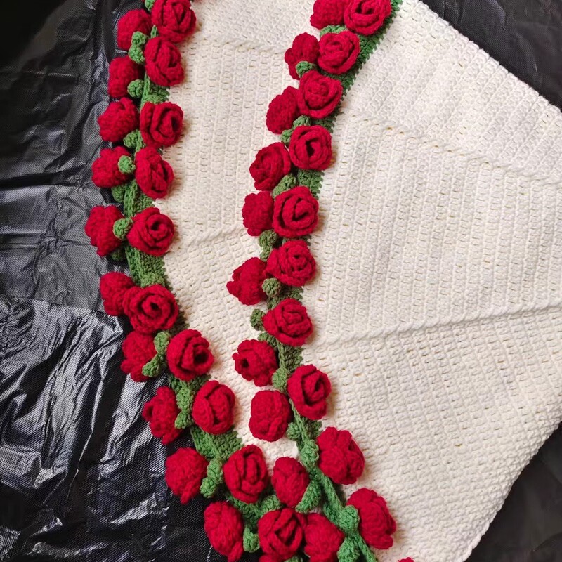 【完成品・在庫あり】ガールフレンドへのギフトとして、手作りの毛糸で編んだバラの花が付いた花束ブランケット完成品|undefined