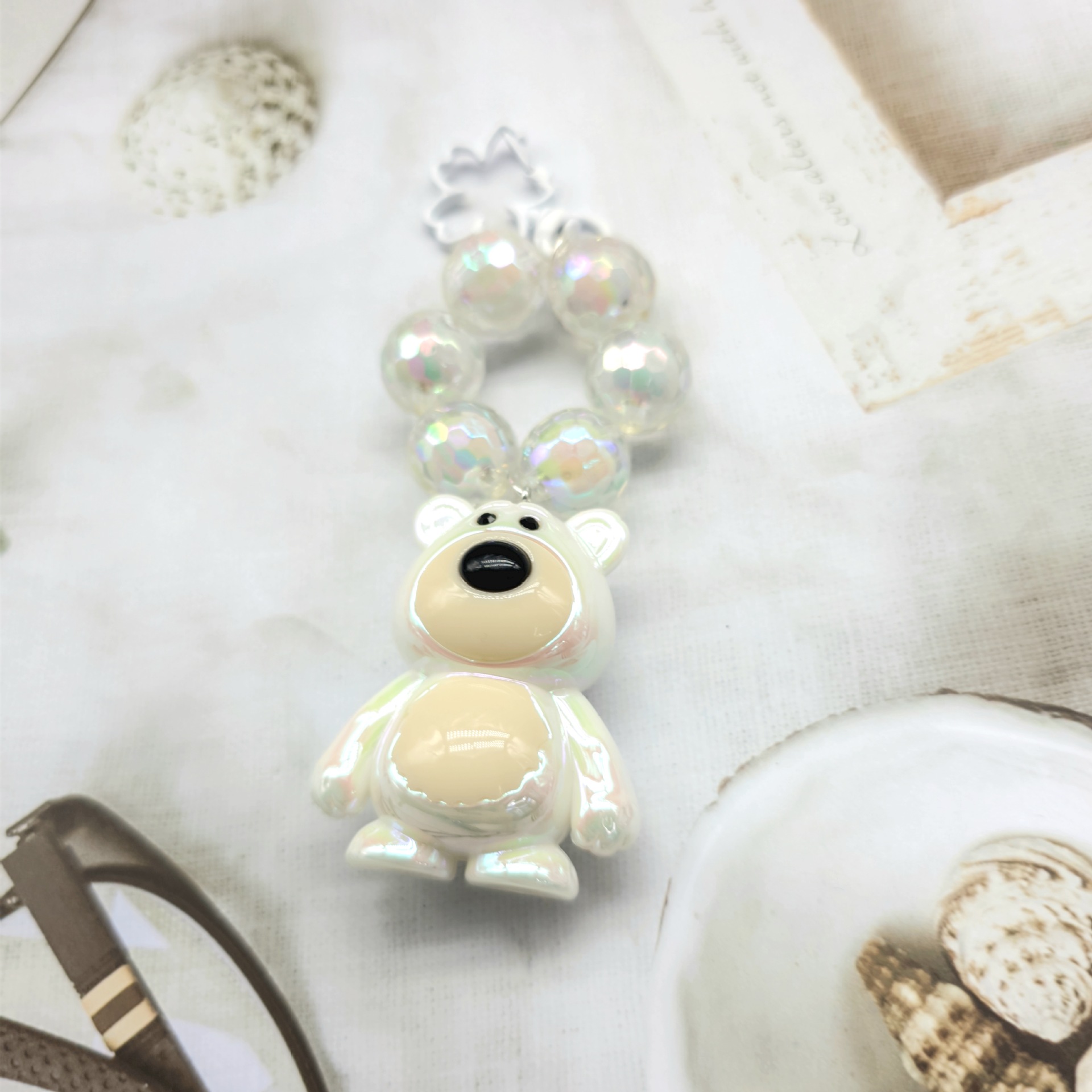 2023 nuevo llavero de cadena de cuentas redondas colgante de oso Cadena de teléfono móvil colorido fresco perla accesorios de color sólido auricular