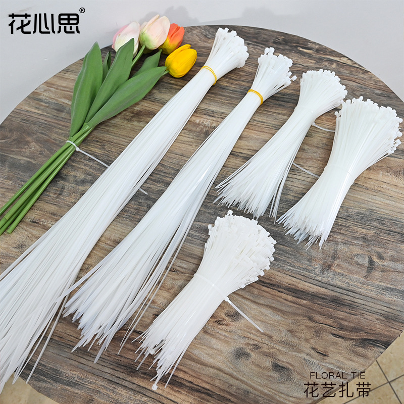 花屋の材料の花の花束を包装して手作りのdiyバラの花を刺します。