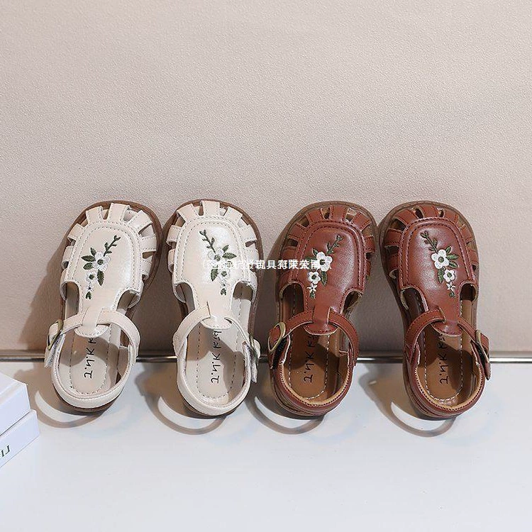 Девушка с вышивкой Баотоу Сандалии Летние новые мягкие подошвы ретро обувь принцессы с полым римским стилем детские кожаные туфли
