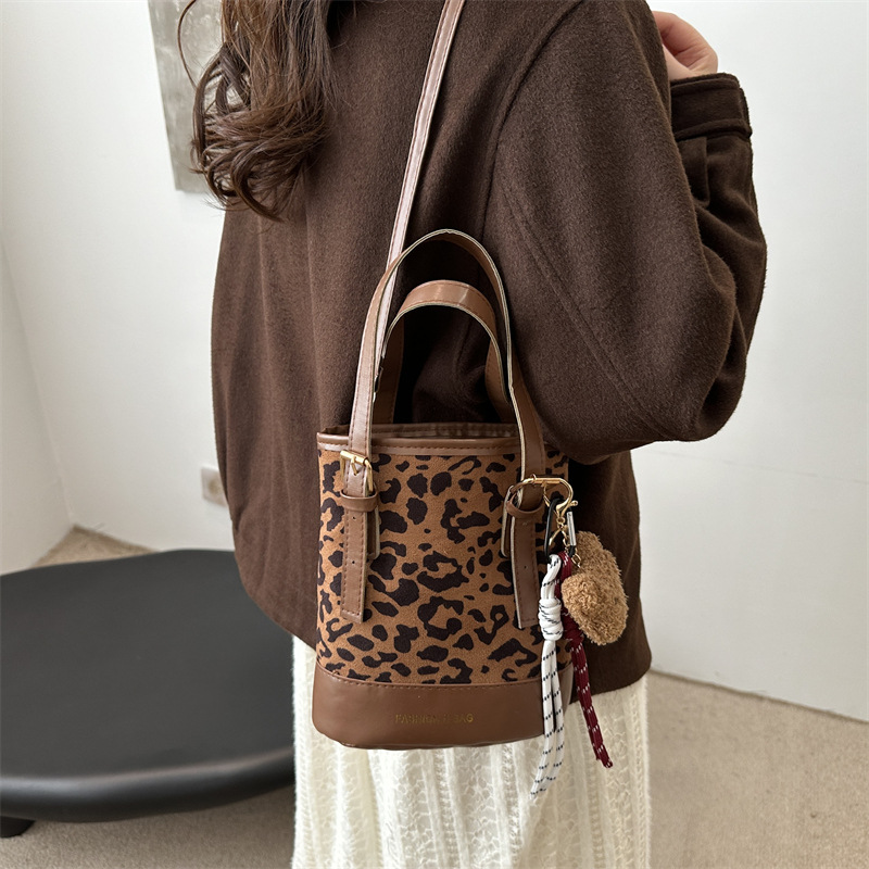 Nicho coreano bolso mate mujeres 2024 nuevo otoño invierno bolso de hombro de alto nivel retro bolso de cubo