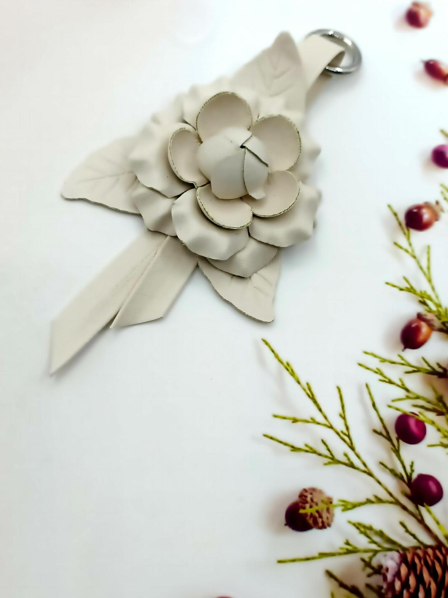 KC250303-8.5x17.5五瓣皮花钥匙扣-IMG20