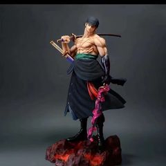 ワンピースは刀を担いで索隆の双頭を彫刻します。