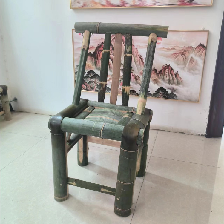 등받이가 정사각형이고 좌석 높이가 40cm인 대나무 의자