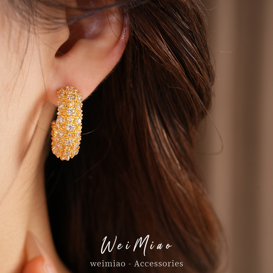Agujas de plata zircon perlas en forma de C temperamento palacio exquisitos pendientes de nicho ligero de lujo alta sensación de auriculares al por mayor