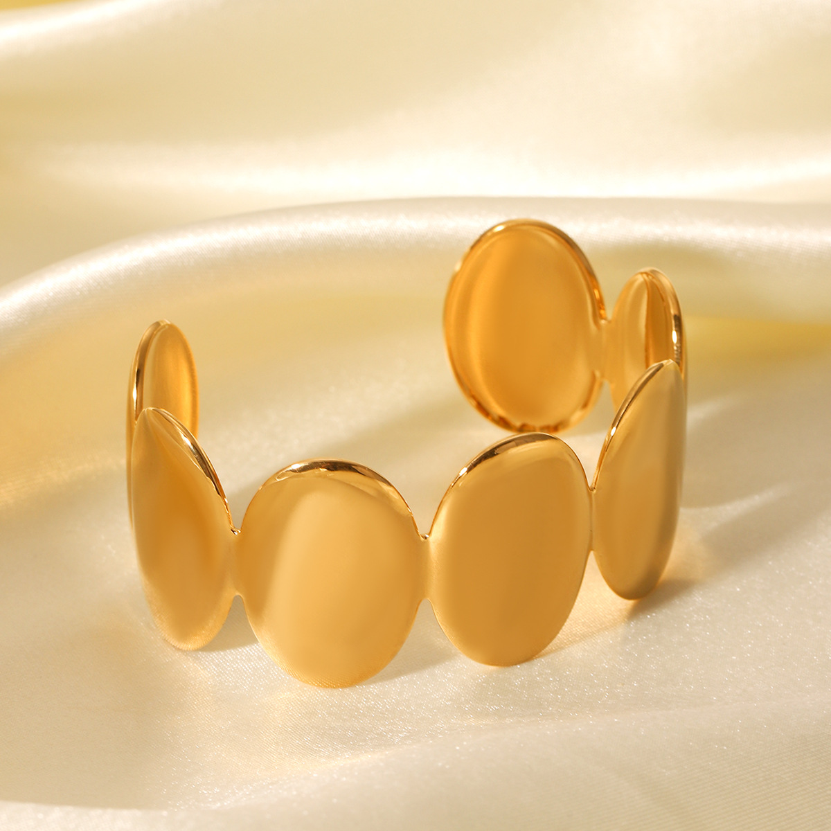 Ins brazalete de acero inoxidable ovalado de oro de 18 quilates europeo y americano, brazalete abierto de acero de titanio que no se desvanece, joyería simple de lujo ligero