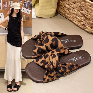 �nϵ�OӋ�Џ͹Ÿ��L����ЬŮ�ļ��⴩ƽ��ܛ��ɳ���ȼ�һ���ϱ��y