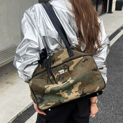 小众韩系潮酷皮带扣迷彩布翻盖托特包女2025新款保龄球单肩手提包