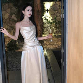 高级感白月光裙法式缎面白色吊带连衣裙褶皱气质不规则礼服生日裙