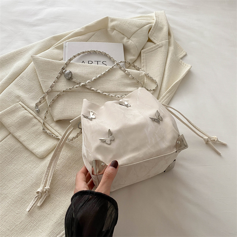 Alta textura mariposa decoración de hombro mochila 2024 verano nuevo nicho de diseño de cadena con bolsas de cubo