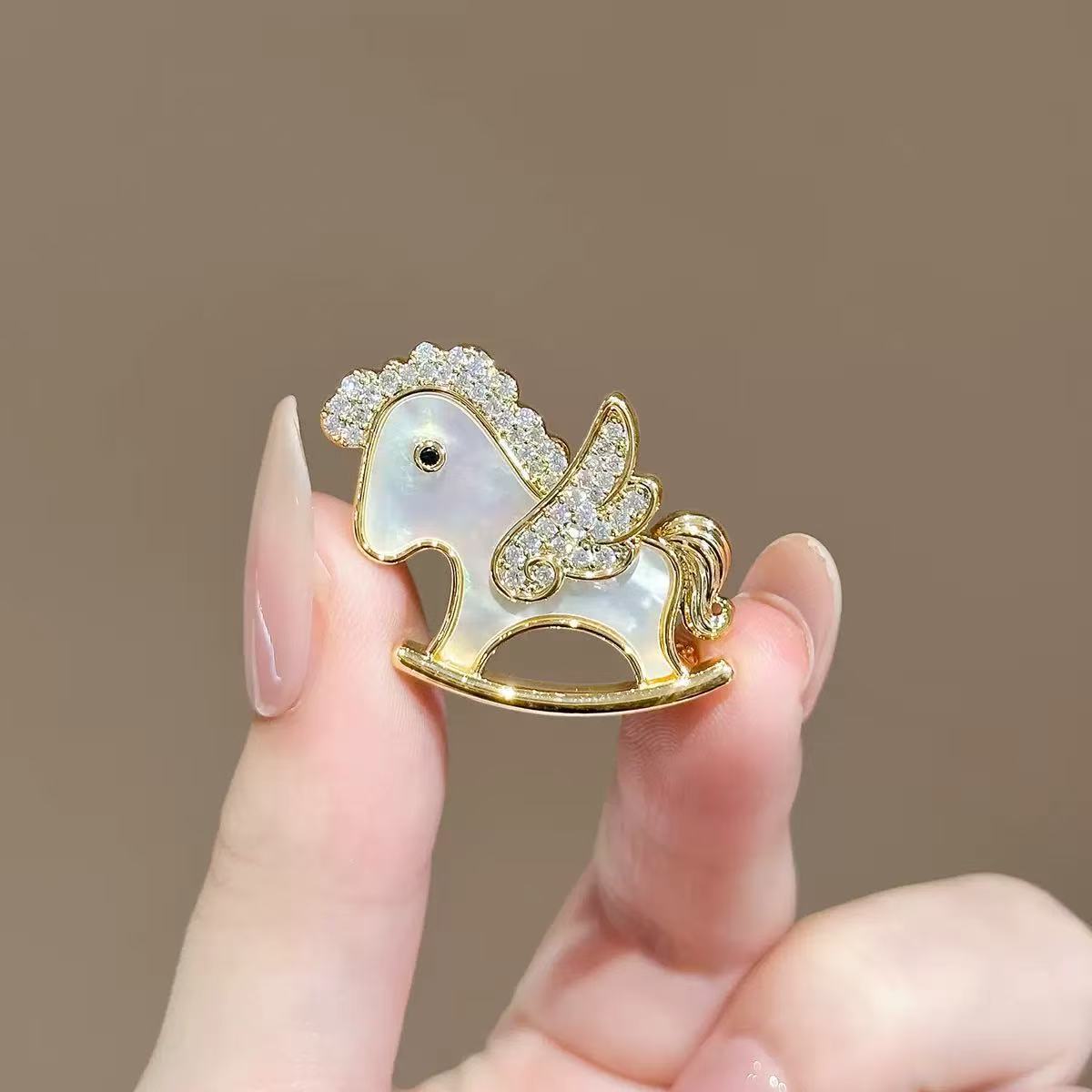 Spilla donna elegante in stile lussuoso per accessorio moda_voghion.com