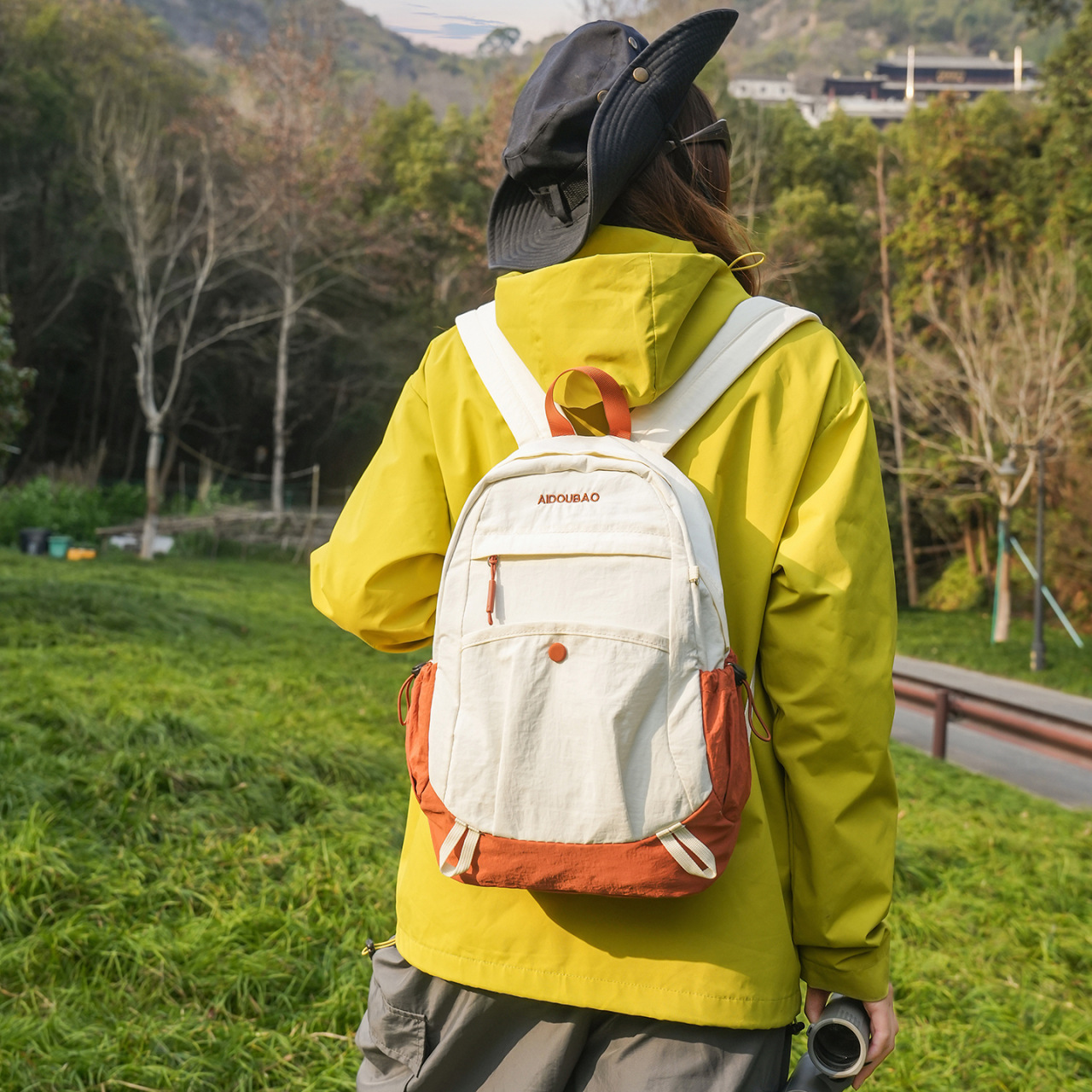 高颜值户外双肩包大容量轻便徒步登山包旅行包学生休闲背包