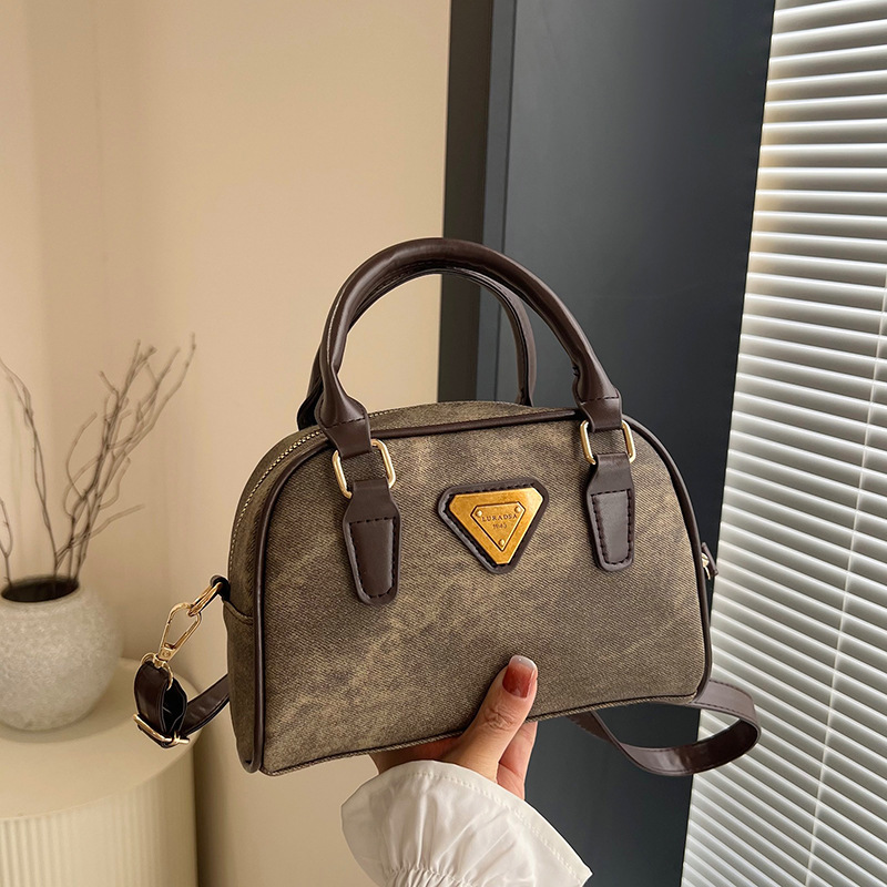 Color retro bolso mujer 2025 primavera y verano nuevo bolso de almohada de mano textura de moda personalidad mochila de viaje
