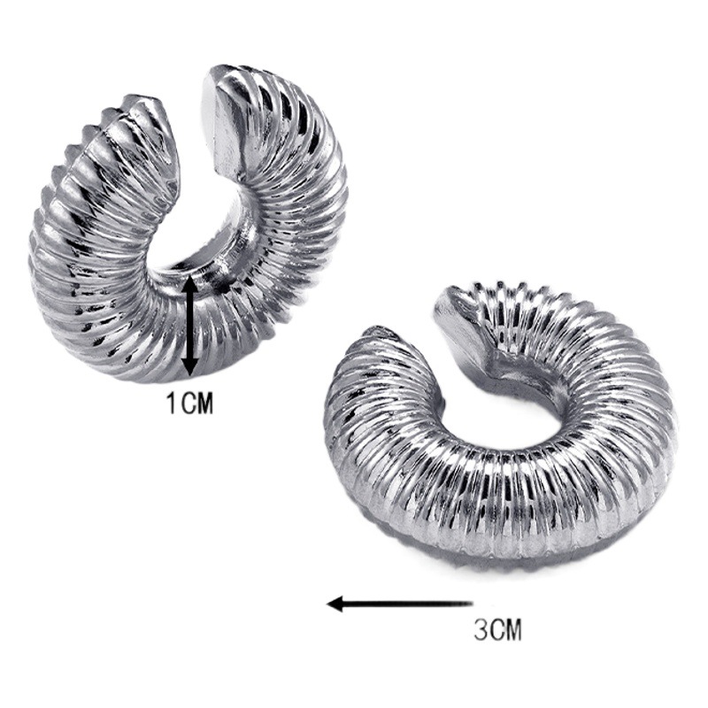 Europa y América de alto grado retro hueco de acero inoxidable clip de la oreja Luz de lujo personalidad de la moda de las mujeres de titanio de acero giro hilo clip de la oreja