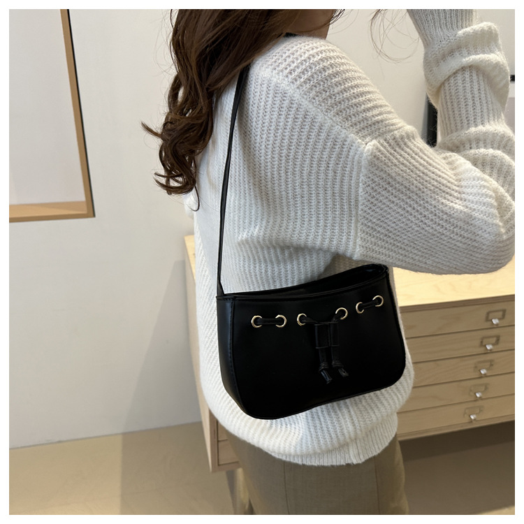 The new autumn/winter 2024 collection of women's bags features a retro and simple Korean-style underarm bag. This year, hand-held bags are in vogue, exuding a sense of sophistication undefined