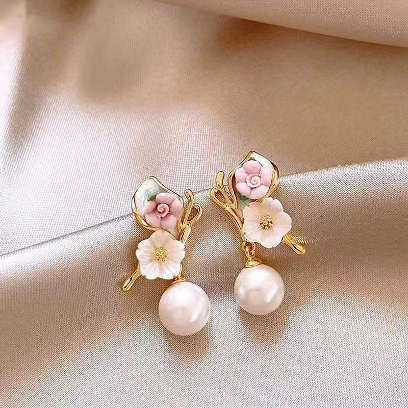French-Style Silver Needle Oil Drop Flower Pearl Pendant Earrings, Light Luxury High-End Stud Earrings, Fashionable Earrings with a Unique Design