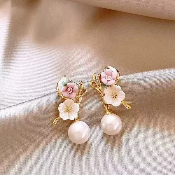 French-Style Silver Needle Oil Drop Flower Pearl Pendant Earrings, Light Luxury High-End Stud Earrings, Fashionable Earrings with a Unique Design