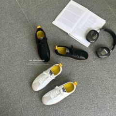 女性のための本革カジュアルスポーツ白靴 2025 新しいレトロラウンドトゥレースアップフラットフォレストシューズ女性のための多用途スニーカー