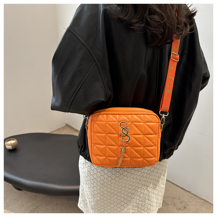 A simple and fashionable single-shoulder women's bag with diamond-shaped embroidery thread in 2024, a fresh and stylish crossbody bag with a trendy and fashionable small square style undefined