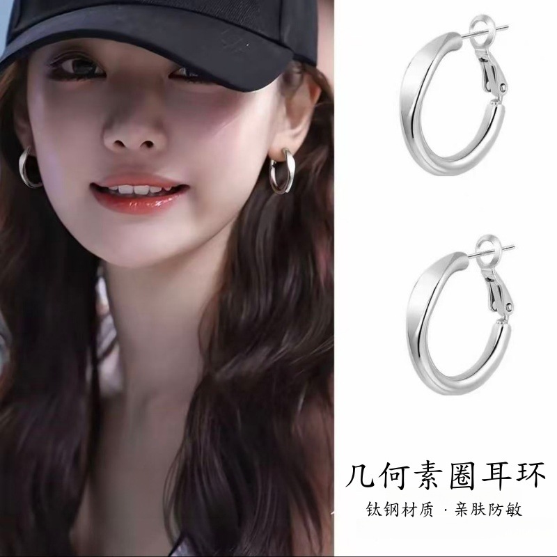 Full titanium steel design minimalist hoop earrings for women, simple casual style, high-end feel, 2026 versatile earrings