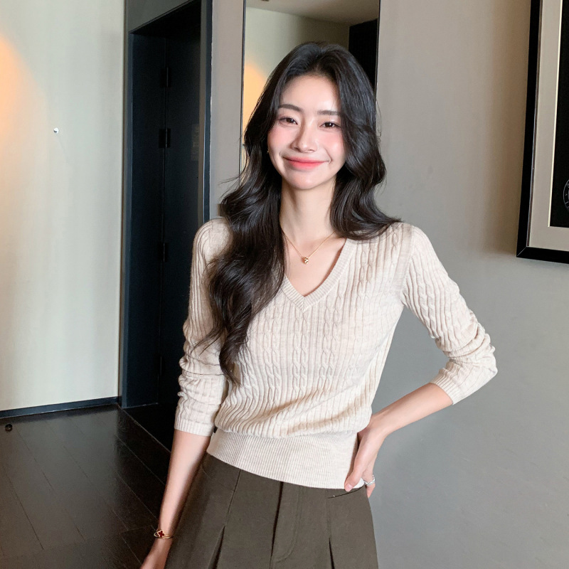 Fashionable Autumn and Winter New Fine-Spun V-Neck 100% Wool Sweater for Women, Slim Fit, Solid Color, Versatile and Warm