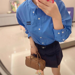 在庫あり miu クライン ブルー刺繍シャツは白くてスタイリッシュで、男性と女性は同じスタイルで、ドロップシッピングをサポートしています