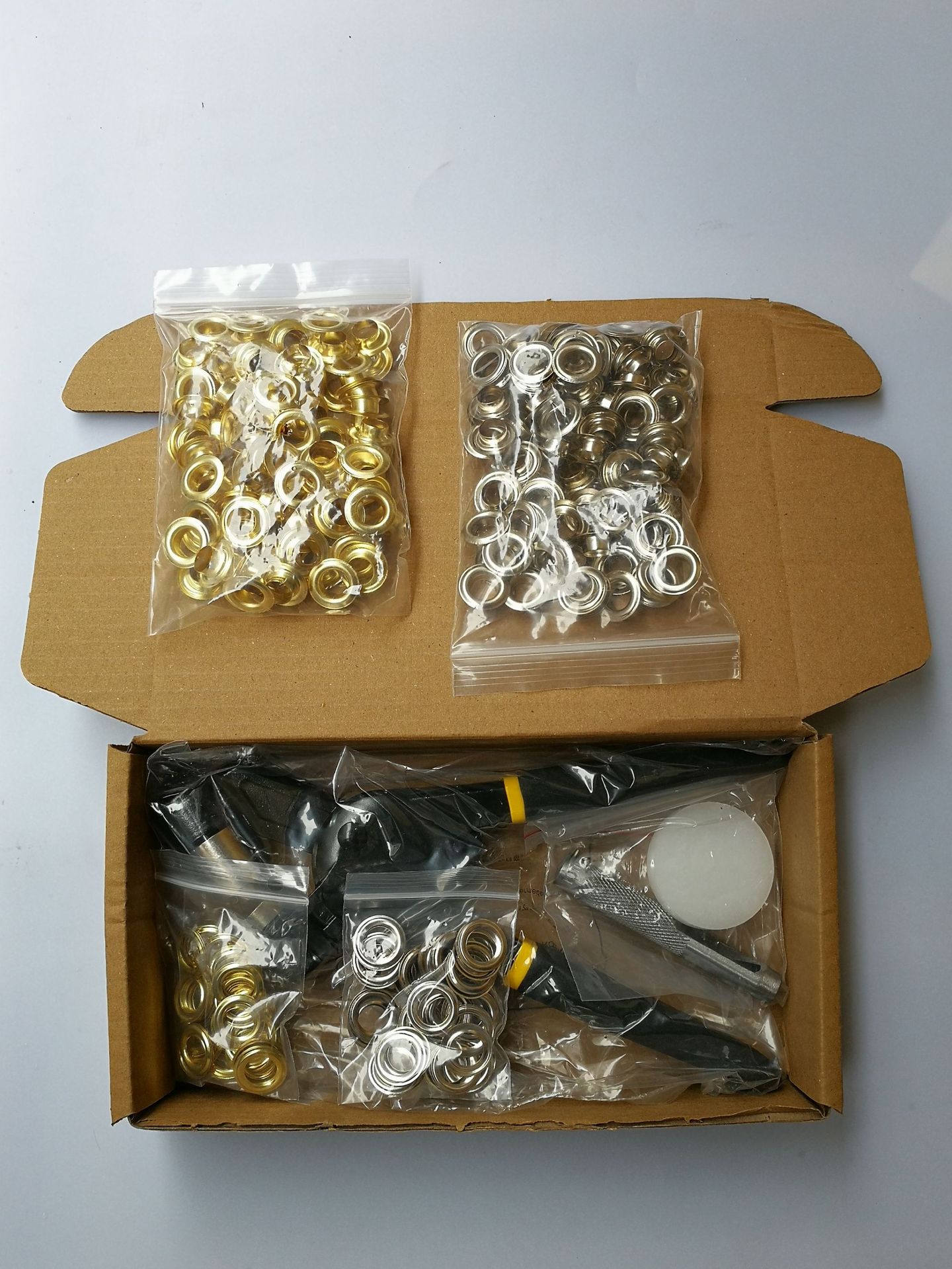 Nuevo portátil de mano de ahorro de mano de perforación hebilla Ojo de aire alicates al por mayor de tela impermeable de tela de cuero ojal alicates traje