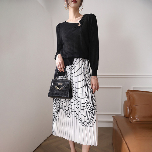 Skirt Women's Summer Pleated Skirt Mid-Length Design Niche Black and White Contrast Color Irregular Striped High Waist Skirt