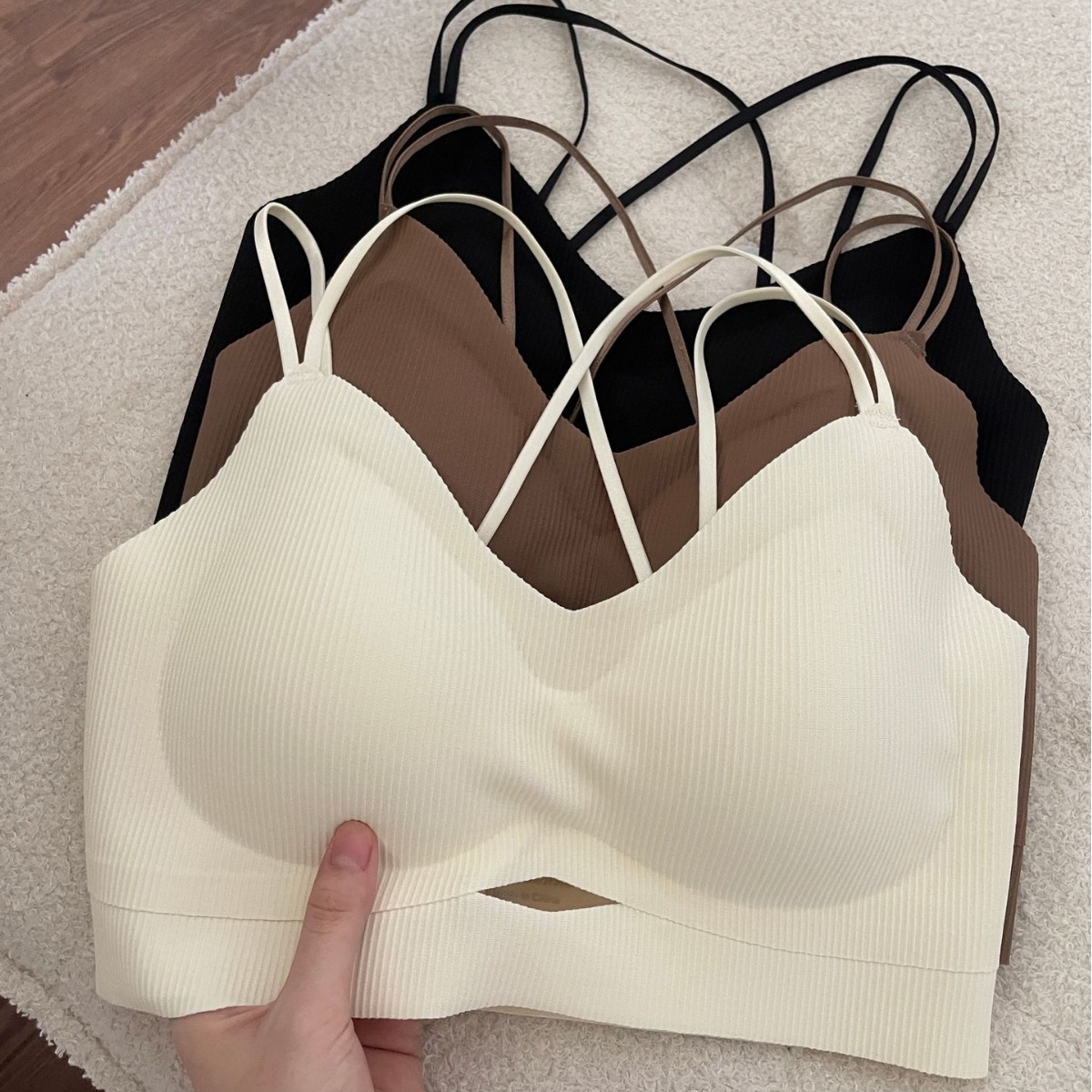 Finna Fu de color sólido coreano V-collar hilo corto chaleco de cabina caliente sin trazas cruzadas belleza ropa interior mujer