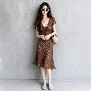 夏日绝美小裙子法式复古收腰显瘦高级感棕色碎花V领连衣裙女夏季