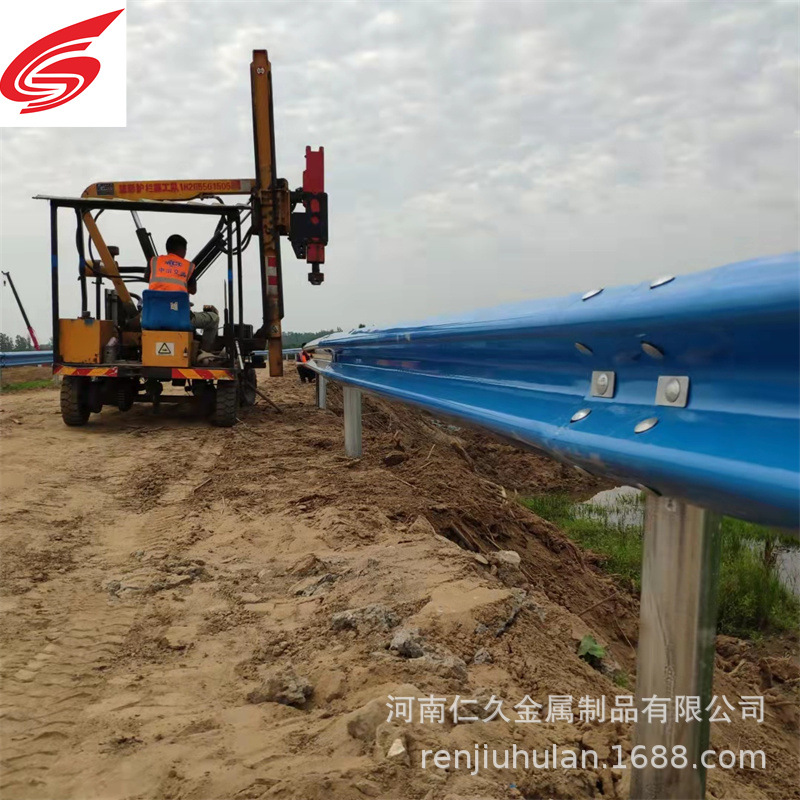 郑州高速波形梁护栏热镀锌防撞护栏板Q235喷塑双波护栏板安装